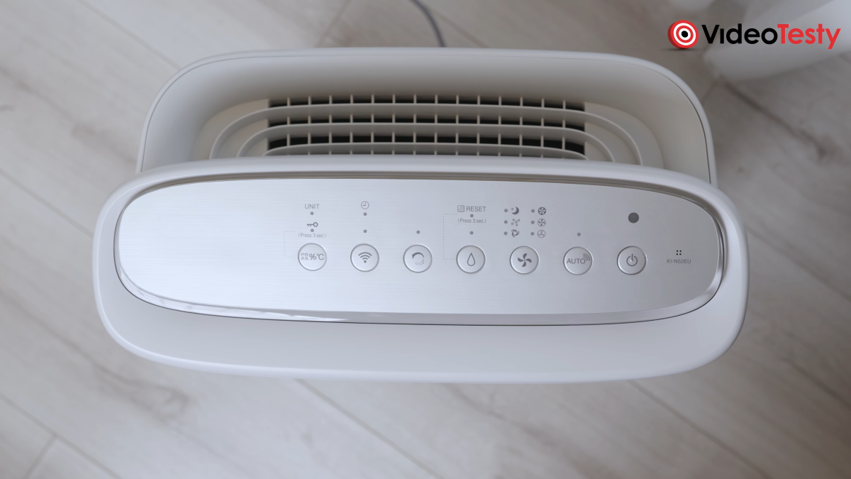 Panel Sharp KI-N52EU-L widziany od góry na tle jasnych paneli