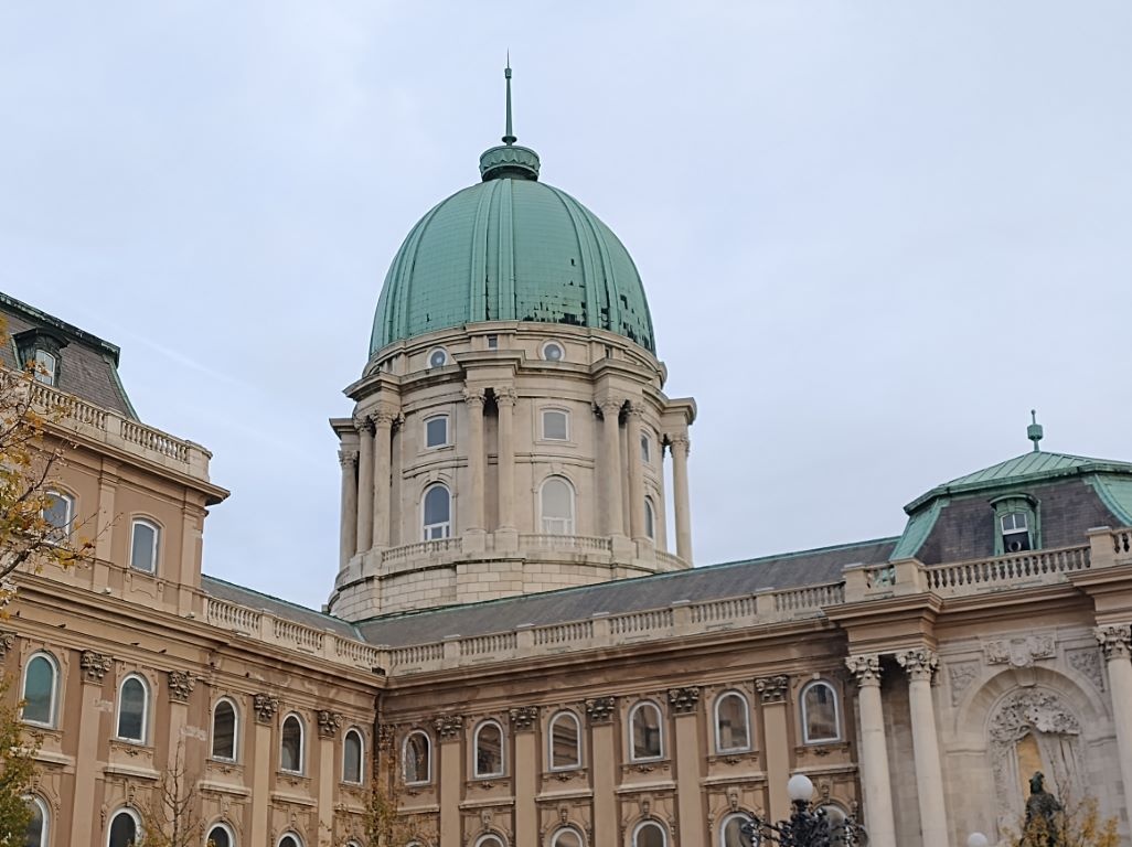 Podwójne przybliżenie na budynek