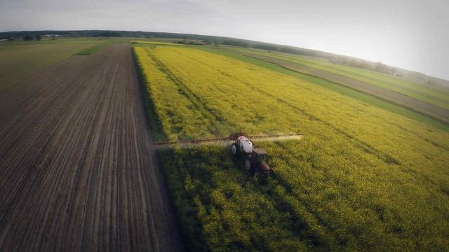 Pług, ciągnik i... dron! Parrot prezentuje sensor drona dla rolników!