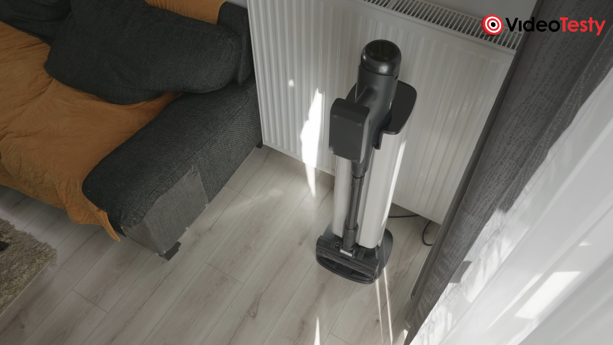 Czarny robot Roborock H60 Hub Ultra w białej stacji