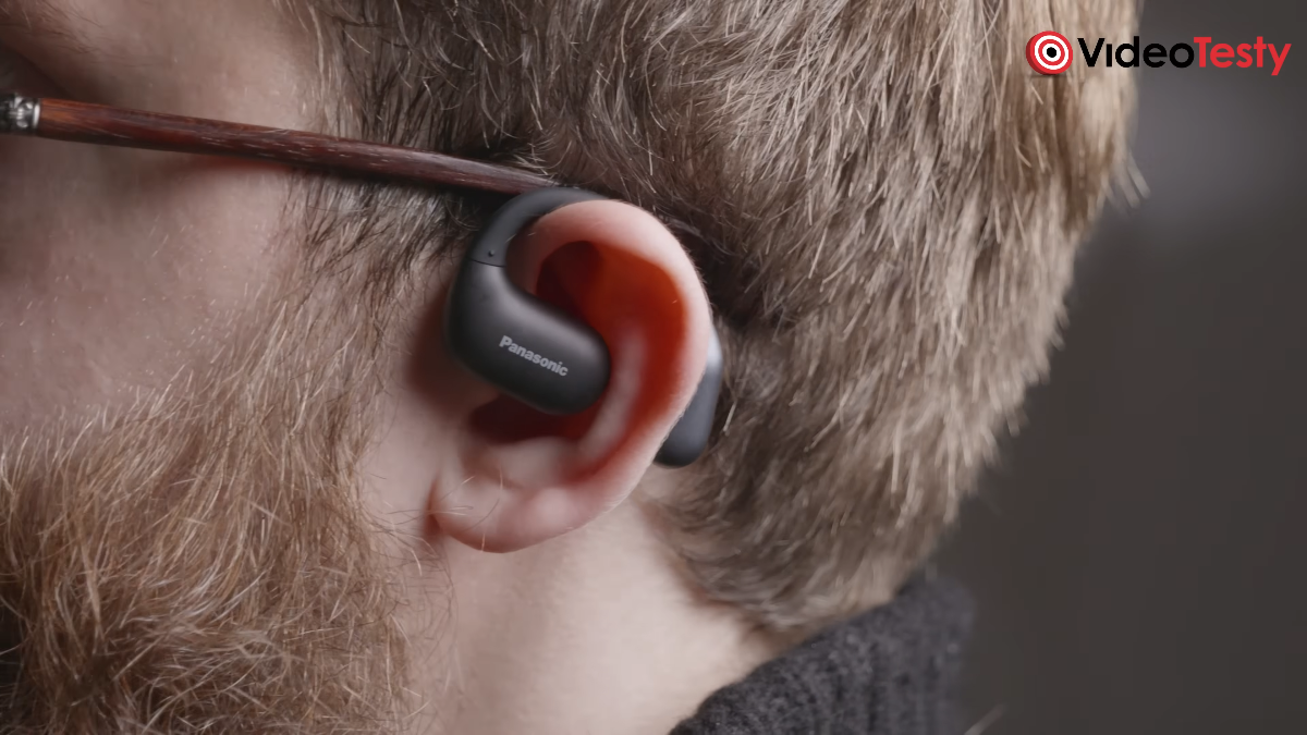 Panasonic Open True Wireless RB-F10 zbliżenie na ucho ze słuchawkami