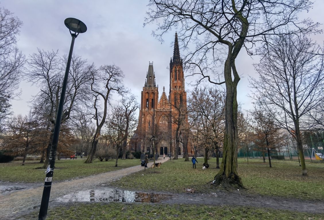 Obiektyw ultraszerokokątny w pochmurne dni traci na jakości