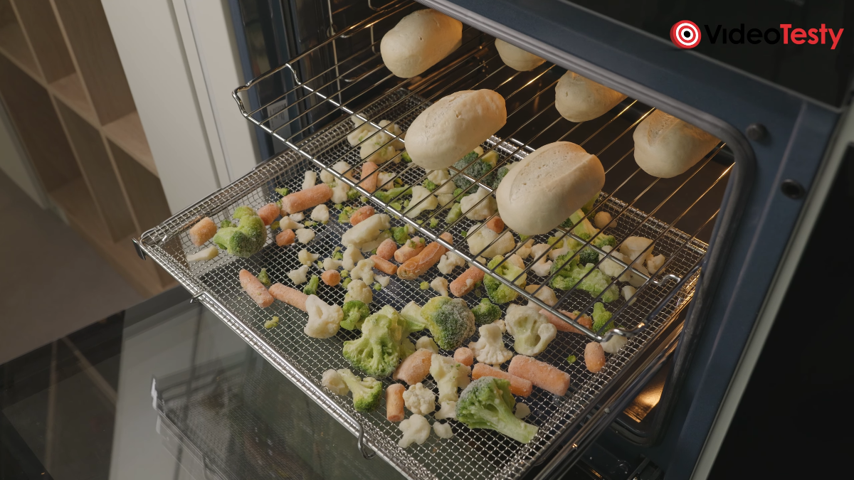 Beko XBCBISA17600KSBSW przed pieczeniem