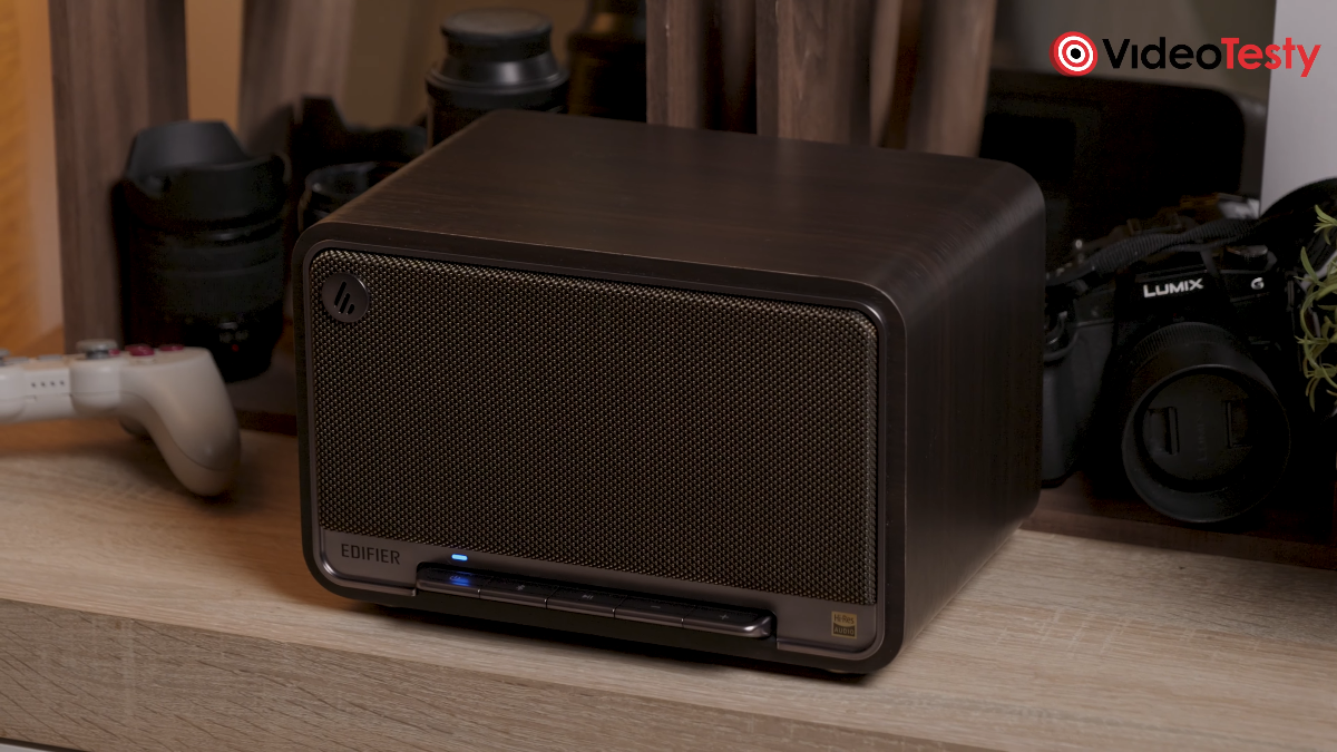 Edifier D32 na stoliku