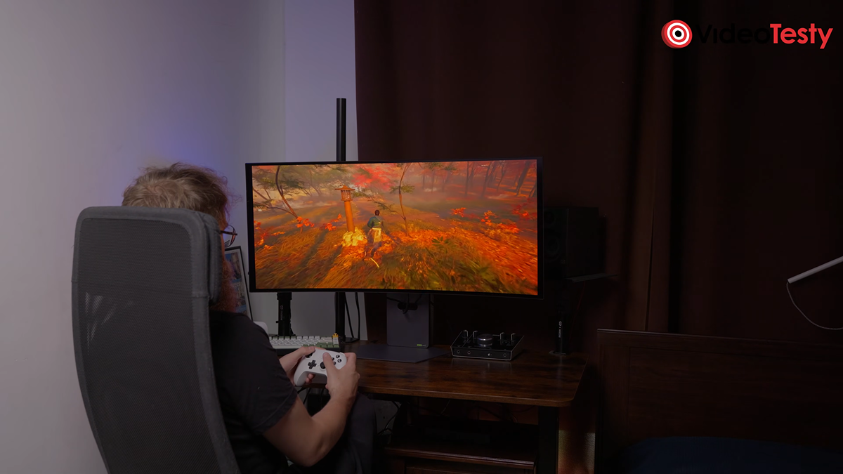 Mężczyzna gra w Ghost of Tsushima na LG UltraGear evo GX9