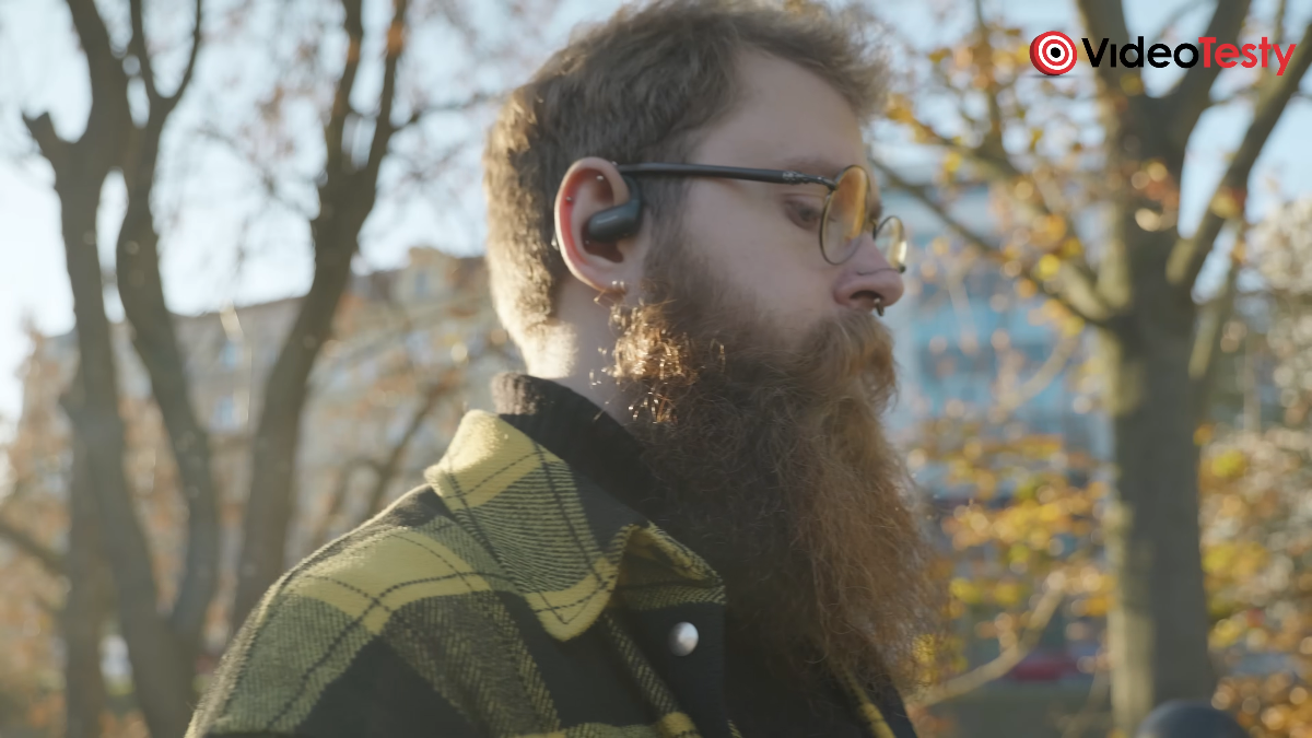 Panasonic Open True Wireless RB-F10 używany podczas spaceru na mieście przez mężczyznę