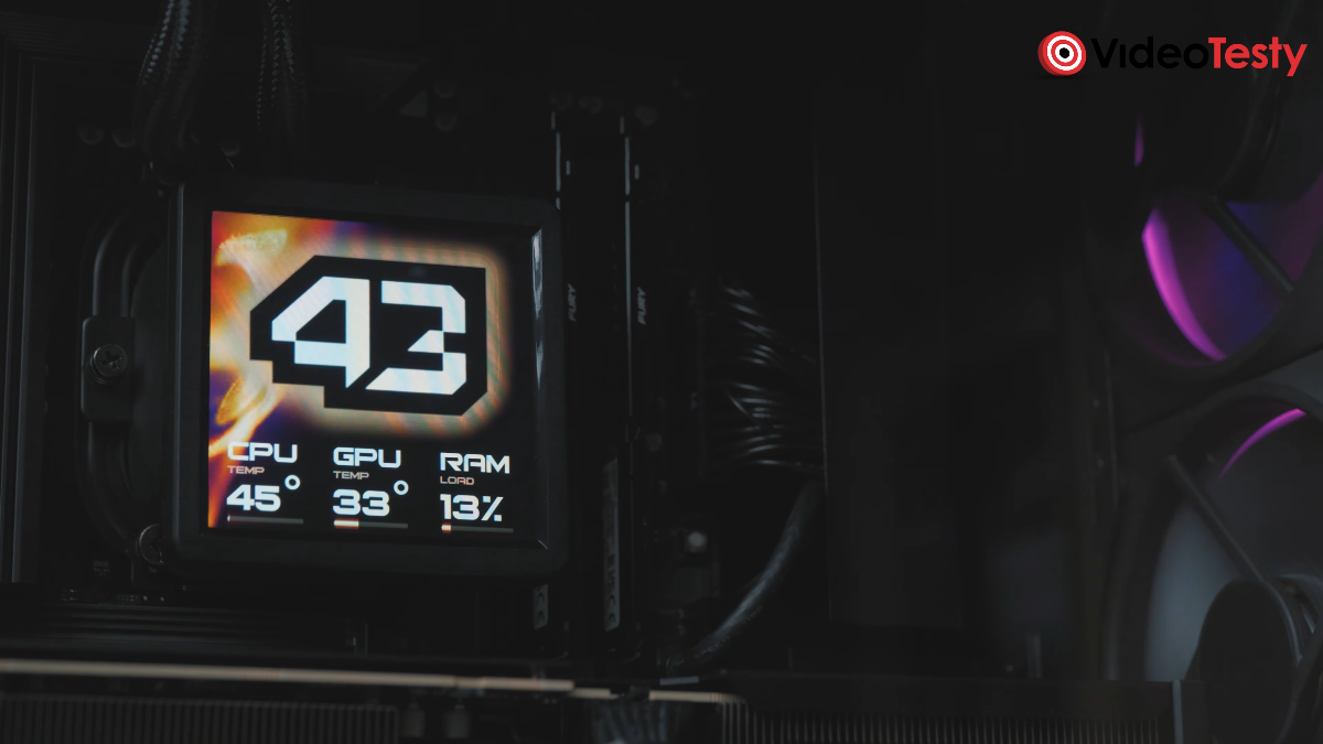 Zbliżenie na ekran wyświetlający logo G4M3R wewnątrz czarnego komputera