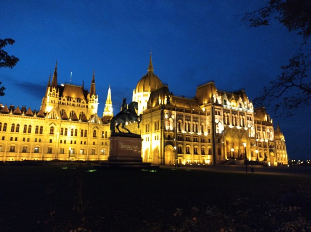 Tryb automatyczny nocą przy głównym obiektywie