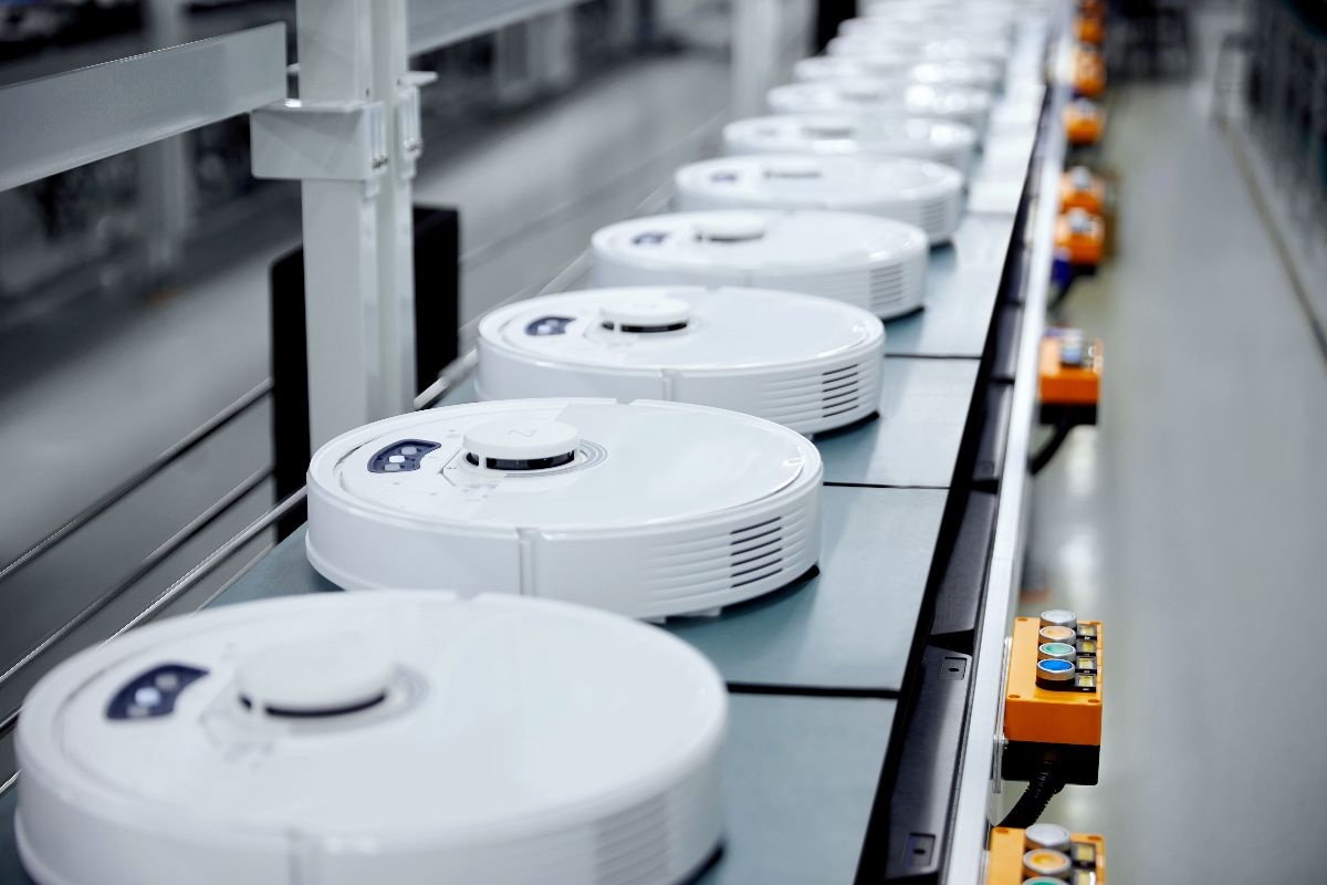 Produkcja białych robotów na linii produkcyjnej Roborock