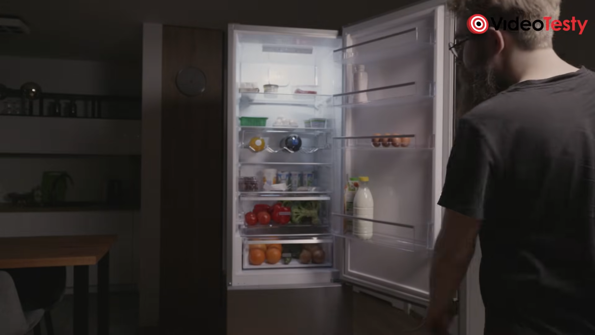 Wyjmowanie jedzenia z Whirlpool WPC 94I XP