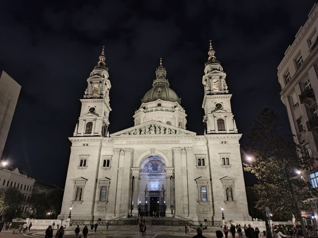 Zdjęcie Bazyliki Św. Stefana w trybie nocnym