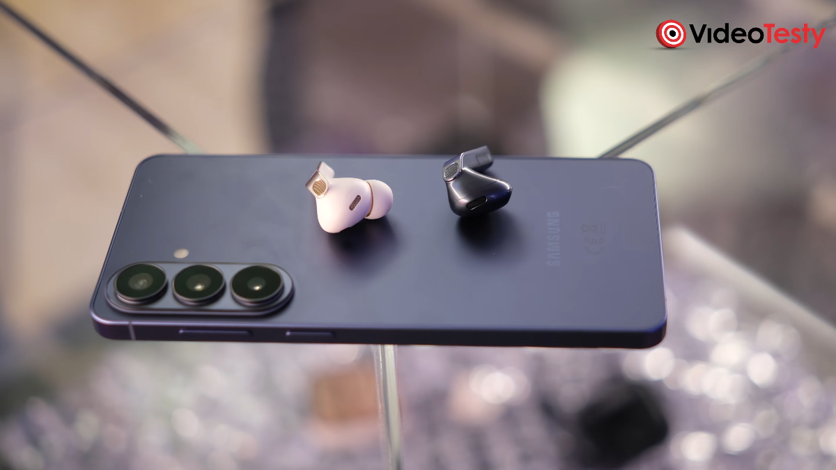 Samsung Galaxy Buds4  oraz Samsung Galaxy Buds4 Pro obok siebie