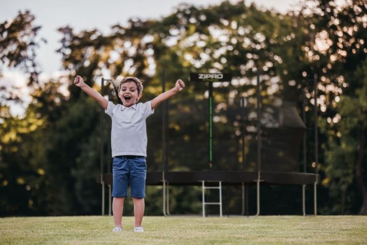 dziecko cieszące się z trampoliny zipro