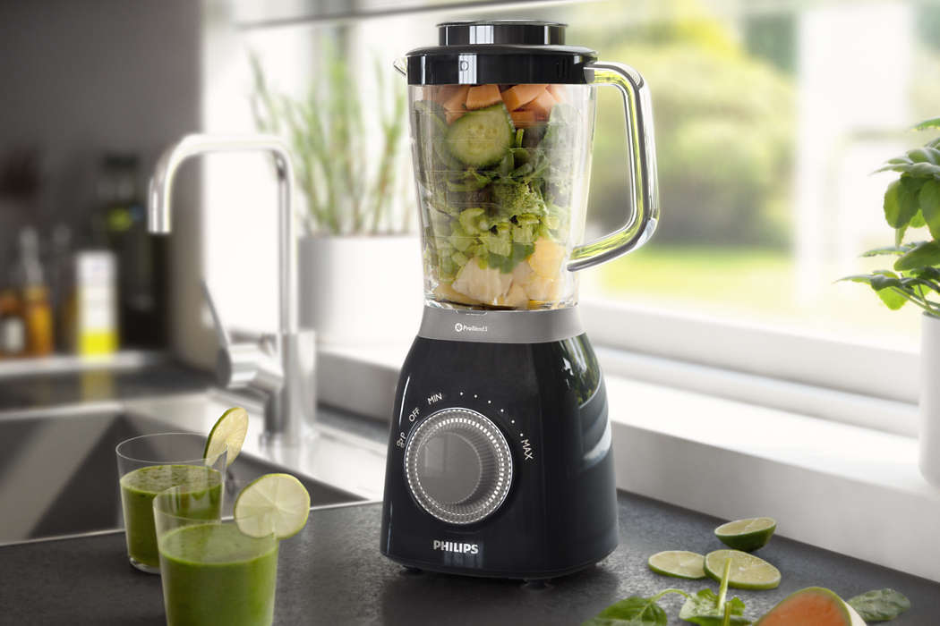 robienie koktajlu w blenderze Philips Viva Collection HR2162 90