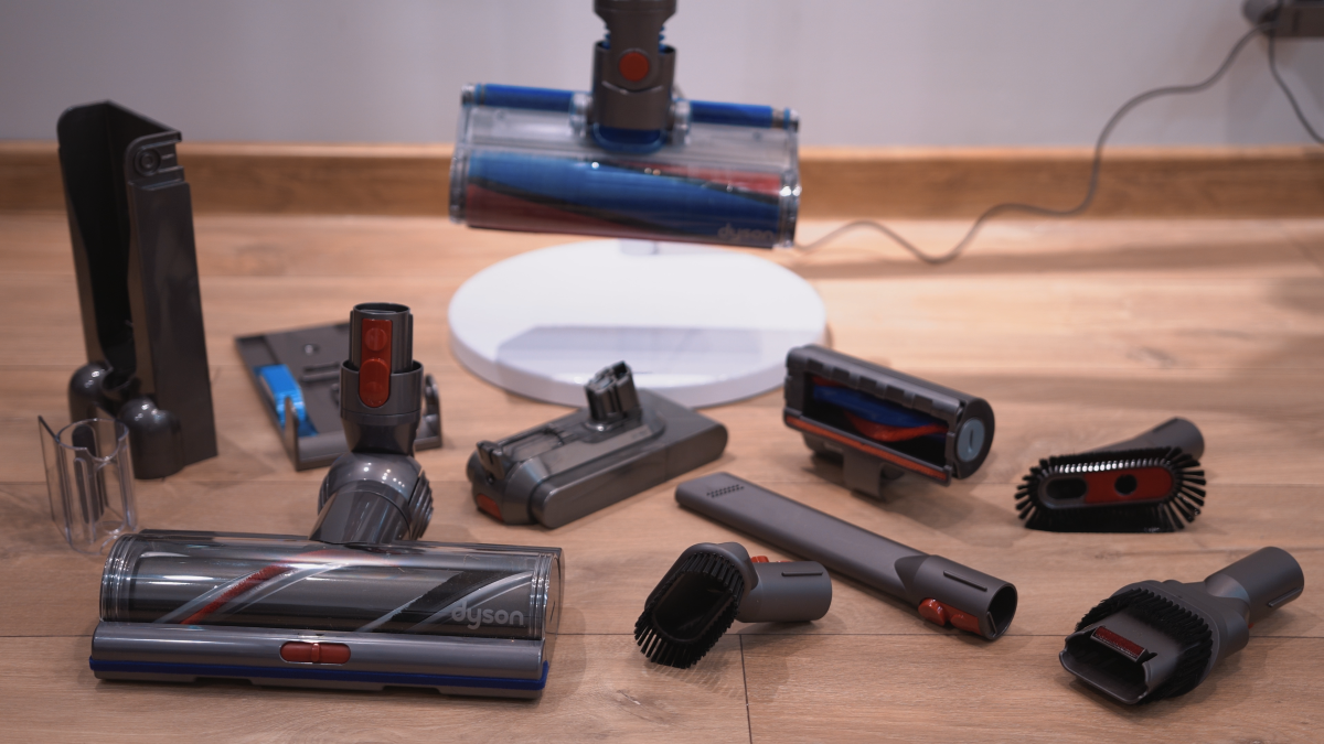 dyson v12 vs philips 8000