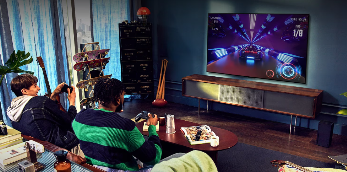 Ludzie grający na telewizorze LG OLED65C21LA