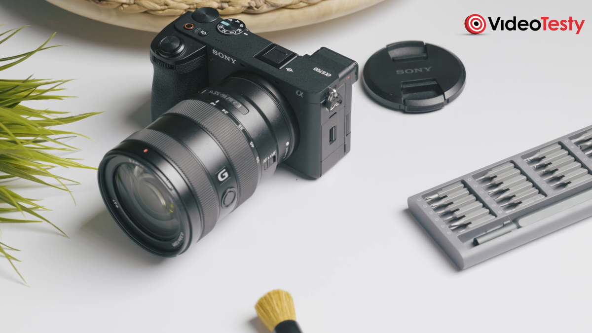 Sony a6700 przy narzędziach