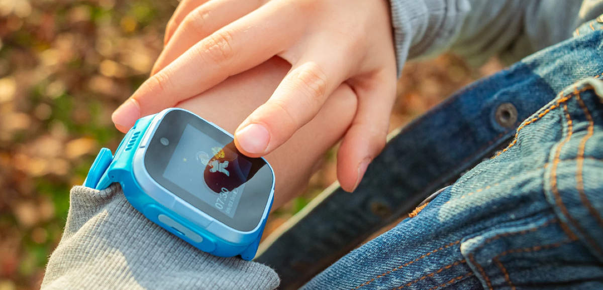 myPhone CareWatch Kid LTE na ręce dziecka