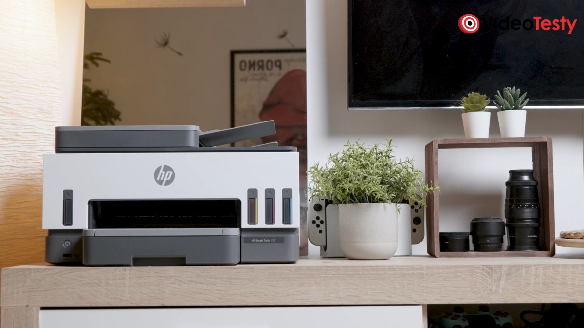 HP Smart Tank 790 na stoliku