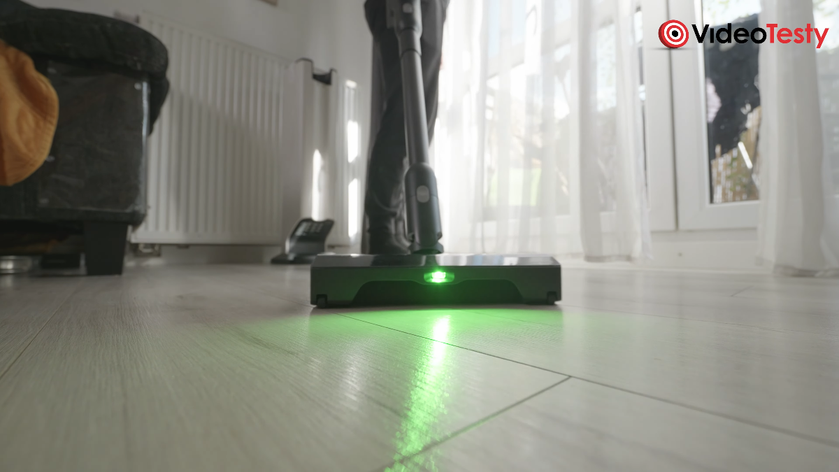 Roborock H60 Hub Ultra widziany z poziomu ziemi