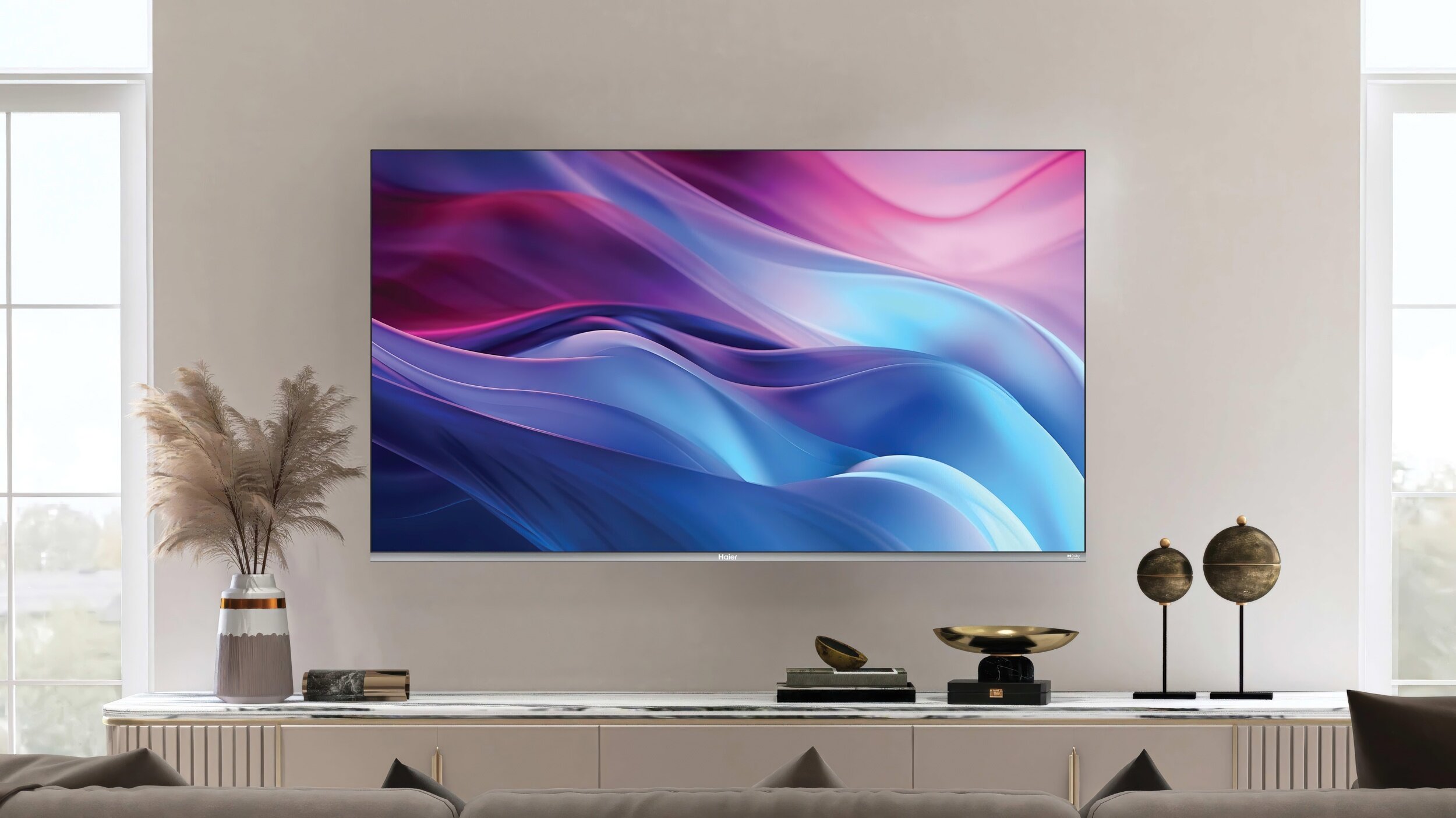 Telewizor HAIER H85Q80FUX na ścianie