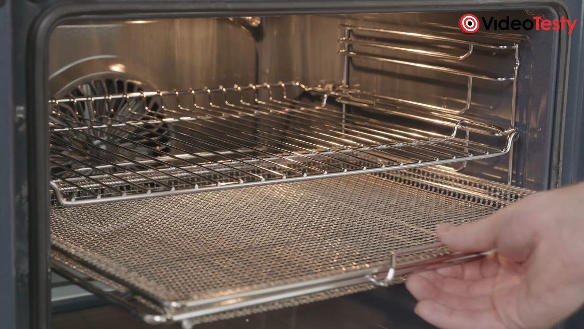 Wysuwanie Air Fry w Beko XBCBISA17600KSBSW