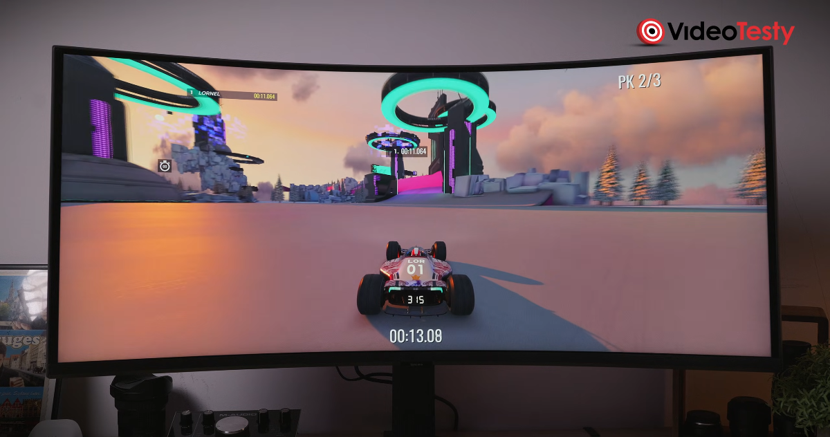Widok na front Samsung Odyssey G75F 40” podczas grania w Trackmania