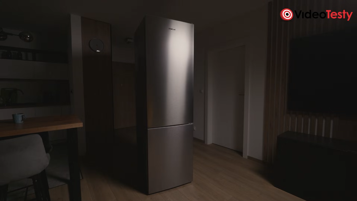 Stalowa lodówka Whirlpool WPC 94I XP w salonie