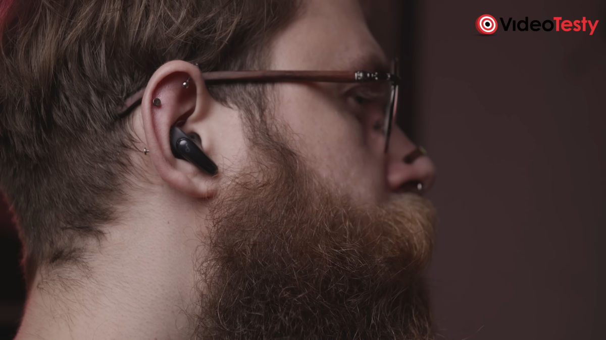 Brodacz ze słuchawkami Soundcore Liberty Buds w uszach