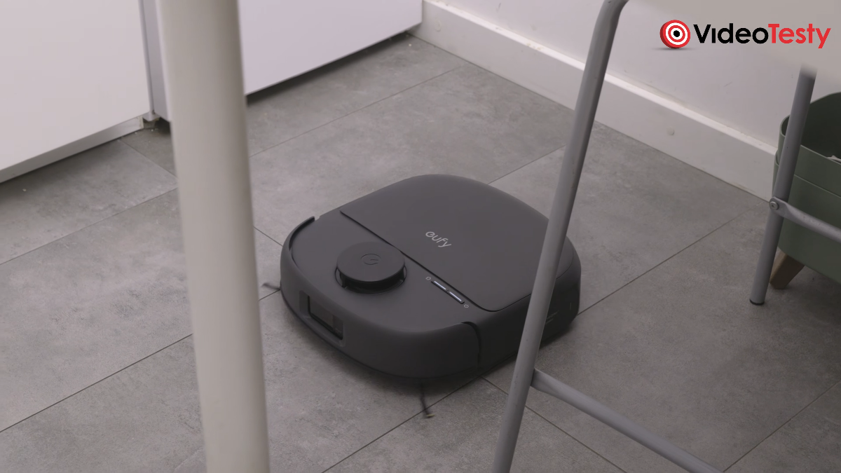 Eufy C28 widziany zza mebli