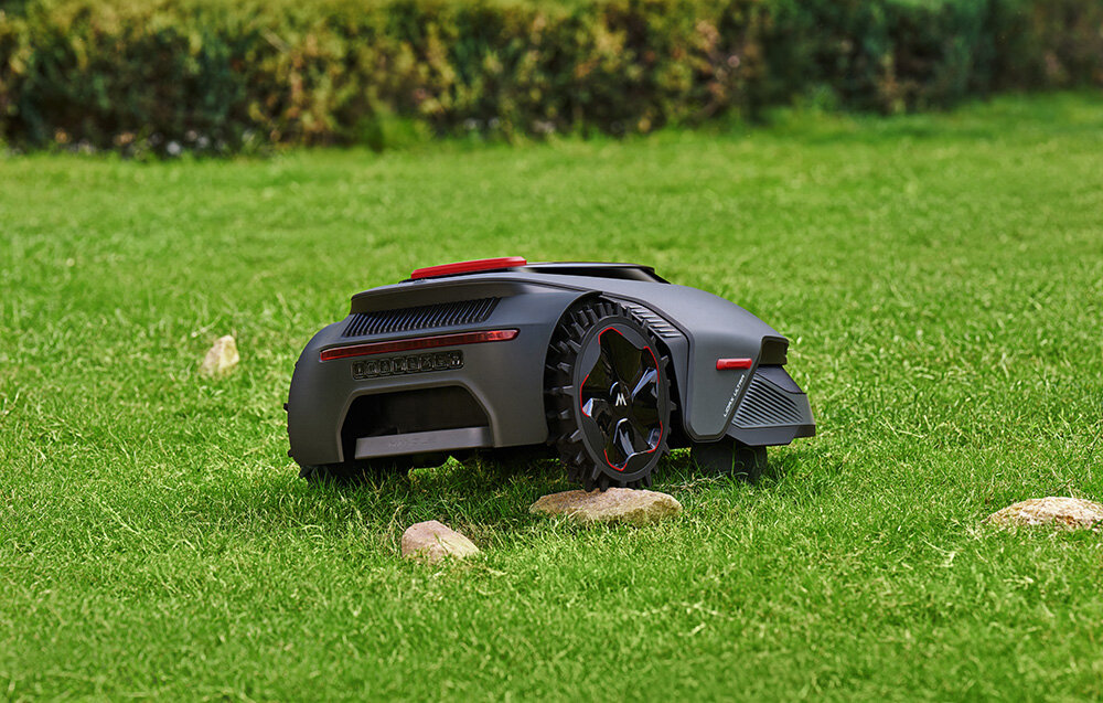 Robot koszący MOVA LiDAX Ultra 1600 w ogrodzie