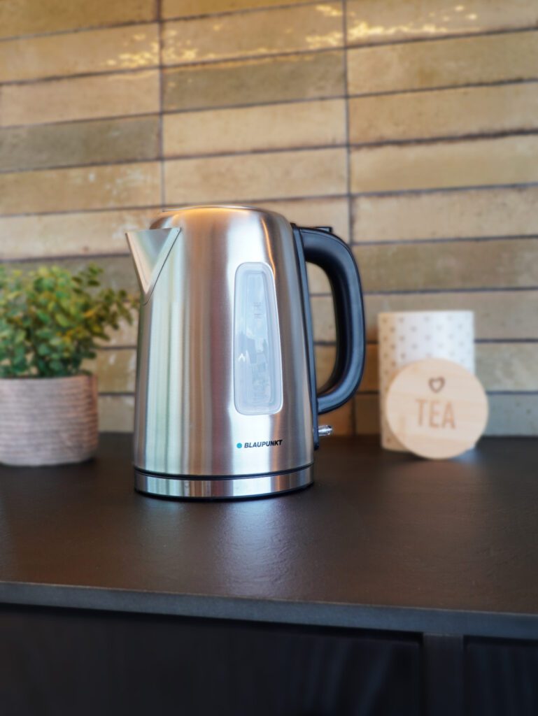 czajnik BLAUPUNKT EKS412 na blacie
