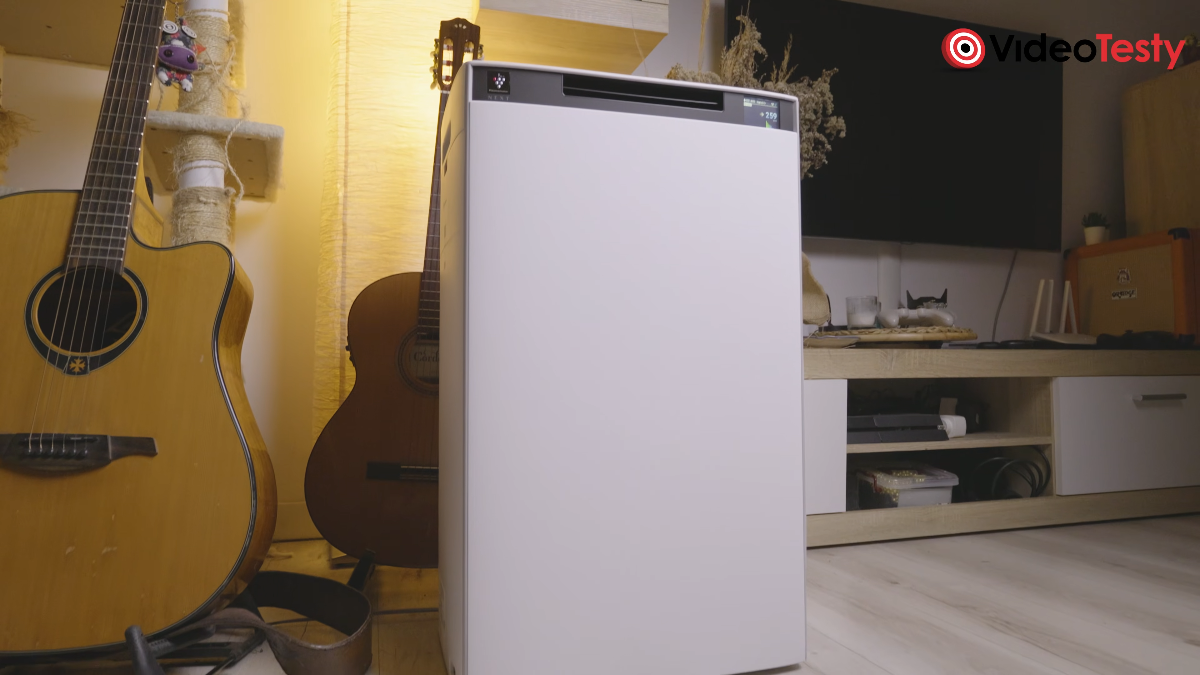 Sharp KI-TX100EU-W wieczorem na tle żółtego światła