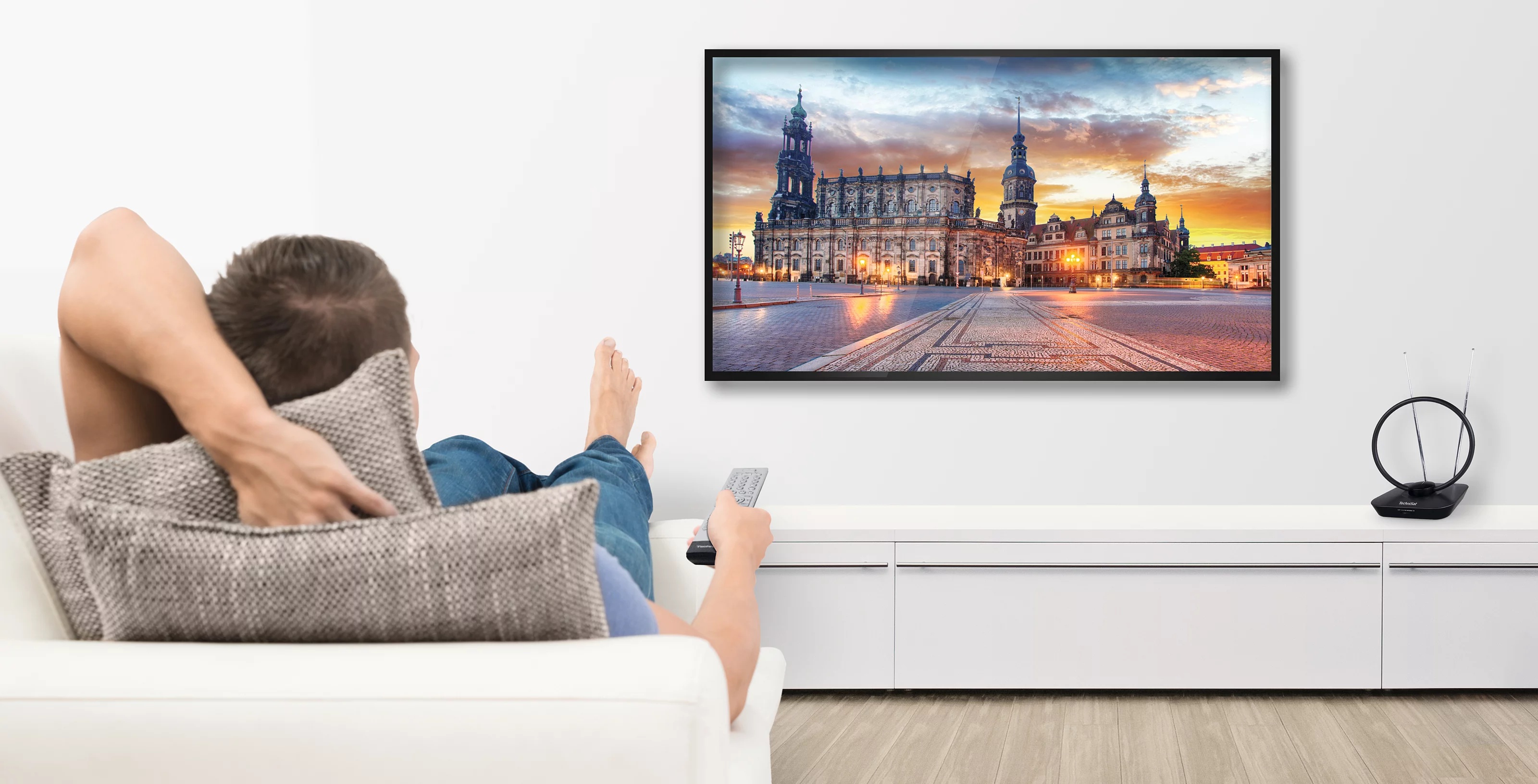 Antena pokojowa TECHNISAT na szafce
