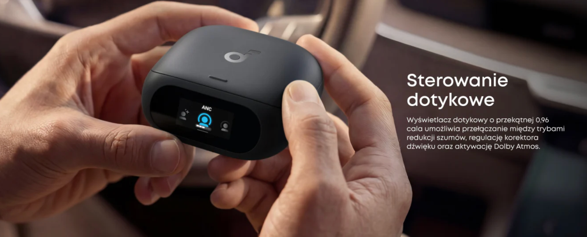 Szare opakowanie słuchawk Soundcore Liberty 5 Pro w męskich dłoniach koło napisu