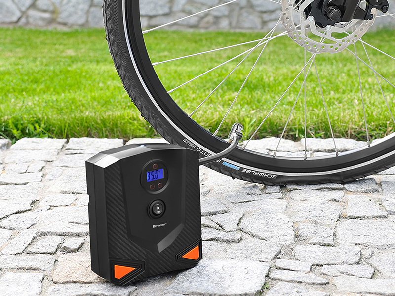 pompowanie opony rowerowej kompresorem Tracer