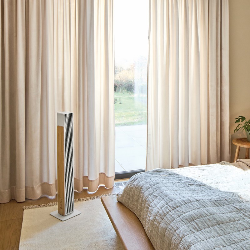 wentylator kolumnowy firmy Stadler Form w sypialni