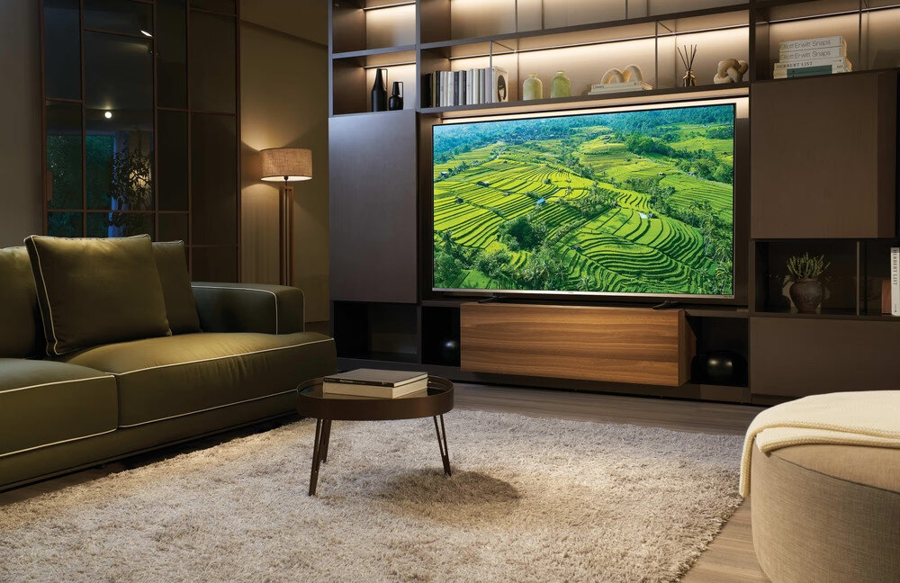 Telewizor HAIER H65M92FUX w salonie