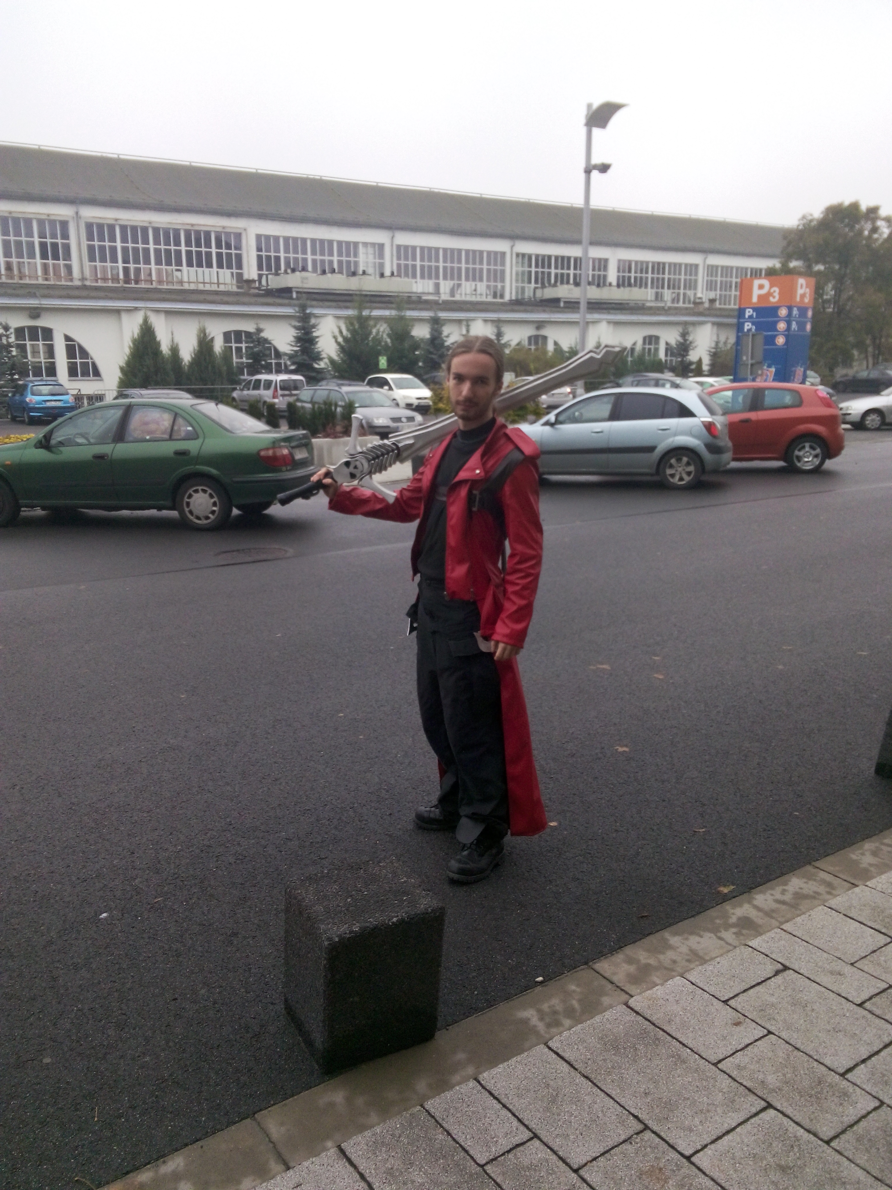 Cosplayer w Czerwonym Płaszczu z Mieczem - PGA 2015