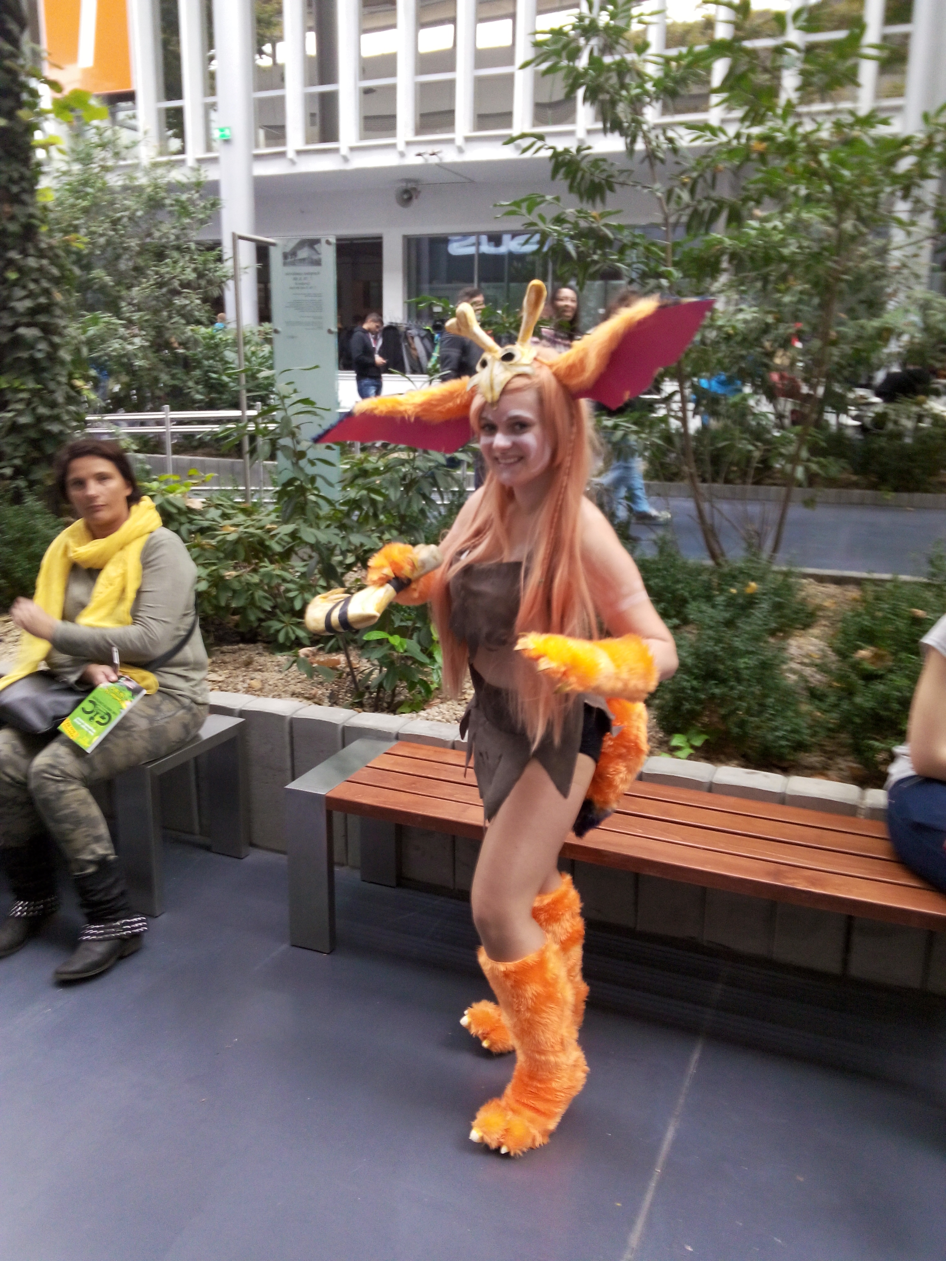 Cosplayerka w Pomarańczowym Przebraniu na PGA 2015